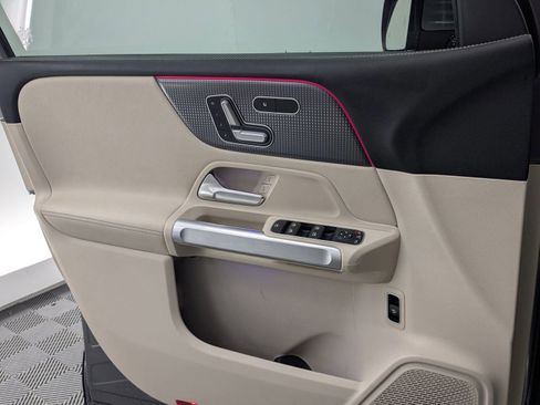 Used 2022 Mercedes-Benz GLB 250 4MATIC image 17