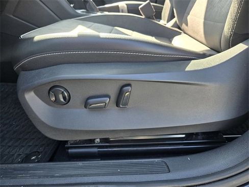 Used 2022 Volkswagen Taos SE w/ Panoramic Sunroof Package image 18