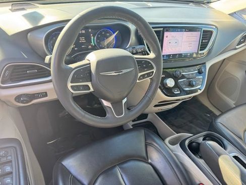 Used 2023 Chrysler Pacifica Touring-L FWD image 19
