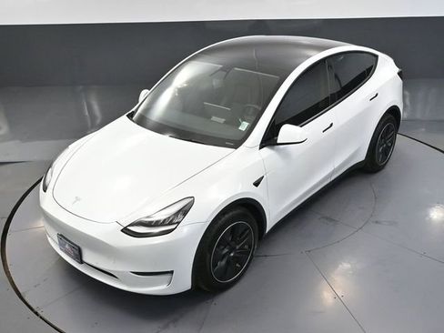 Used 2022 Tesla Model Y Long Range image 52