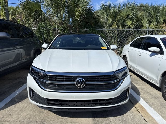 Used 2024 Volkswagen Jetta SEL FWD image 2