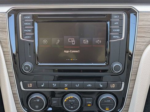 Used 2018 Volkswagen Passat 2.0T SE FWD image 17