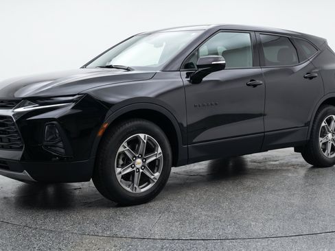 Used 2025 Chevrolet Blazer LT FWD image 3