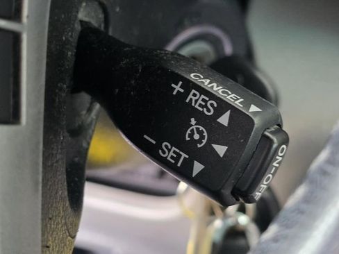 Used 2012 Toyota Highlander SE w/ Tow Pkg FWD image 24