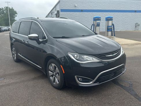 Used 2018 Chrysler Pacifica Limited FWD image 7
