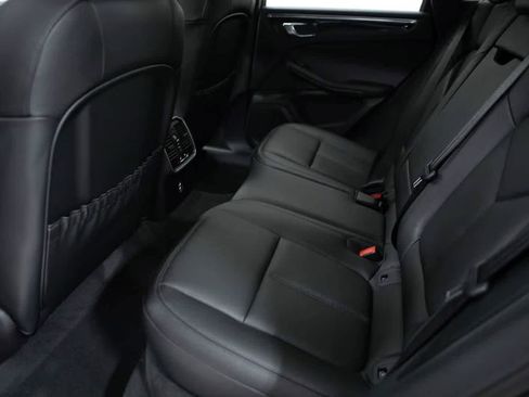 Certified 2026 Porsche Macan AWD/4WD image 34