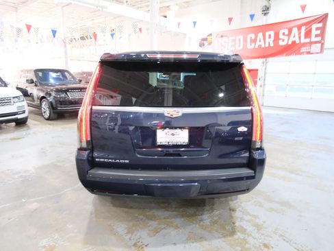 Used 2017 Cadillac Escalade Platinum image 9