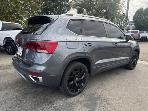 Used 2022 Volkswagen Taos SE w/ Panoramic Sunroof Package FWD image 3