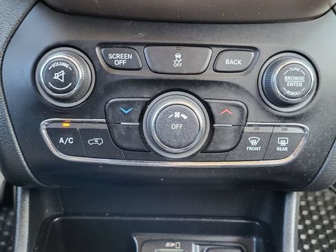 Used 2014 Jeep Cherokee Latitude w/ Cold Weather Group FWD image 17