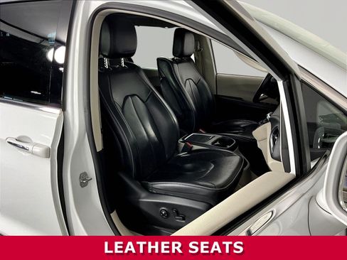 Used 2018 Chrysler Pacifica Limited w/ Tire & Wheel Group FWD image 30