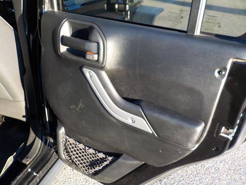 Used 2016 Jeep Wrangler Unlimited Rubicon w/ Connectivity Group image 13