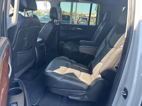 Used 2019 Cadillac Escalade ESV Luxury RWD image 11