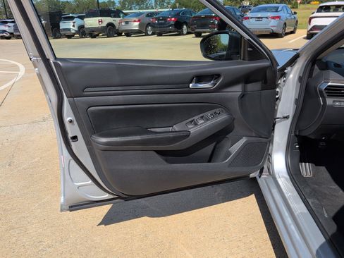 Used 2024 Nissan Altima 2.5 SV FWD image 14