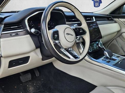Used 2021 Jaguar XF SE RWD image 9