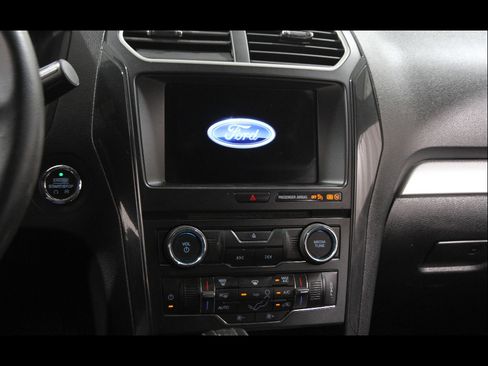 Used 2017 Ford Explorer XLT w/ Equipment Group 201A AWD/4WD image 10