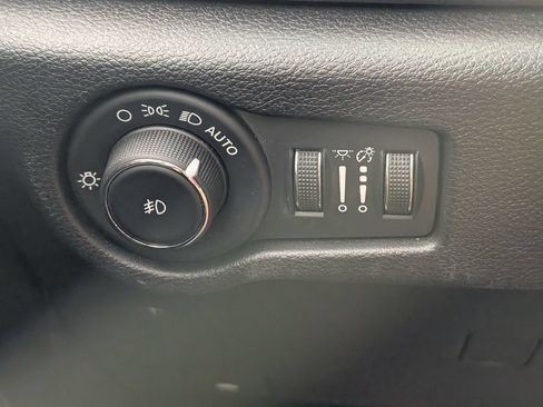 Used 2025 Chrysler Pacifica Select FWD image 16