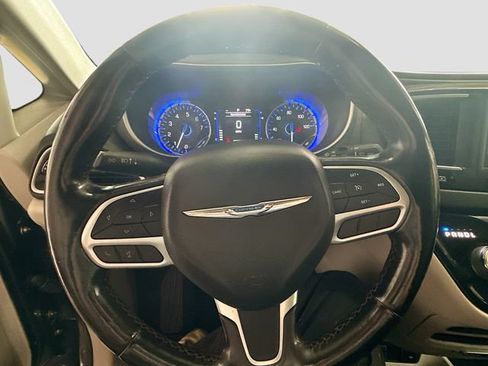 Used 2020 Chrysler Pacifica Touring-L FWD image 12