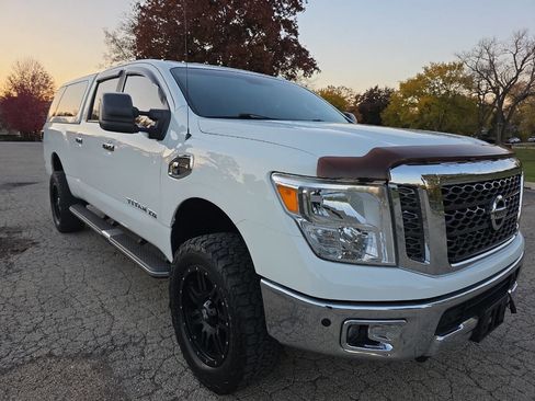 Used 2016 Nissan Titan SV image 4