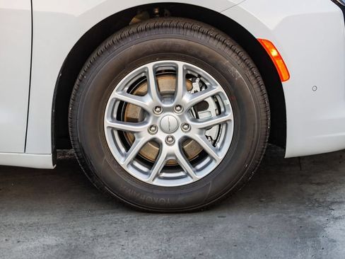New 2027 Chrysler Pacifica Select FWD image 11