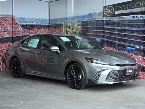 Used 2026 Toyota Camry SE FWD image 1