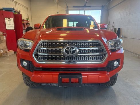 Used 2016 Toyota Tacoma TRD Sport w/ Towing Package image 8