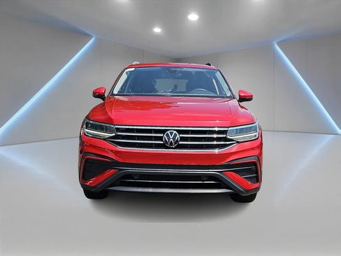 Certified 2024 Volkswagen Tiguan SE AWD/4WD image 2