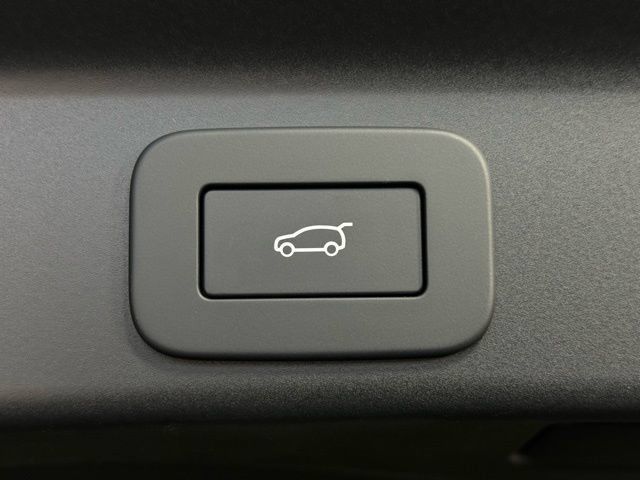 Used 2026 Jaguar F-PACE R-Dynamic S AWD/4WD image 18