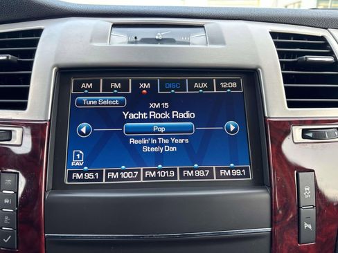 Used 2014 Cadillac Escalade Premium image 28