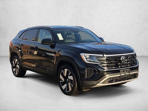 Used 2025 Volkswagen Atlas Cross Sport SE image 3