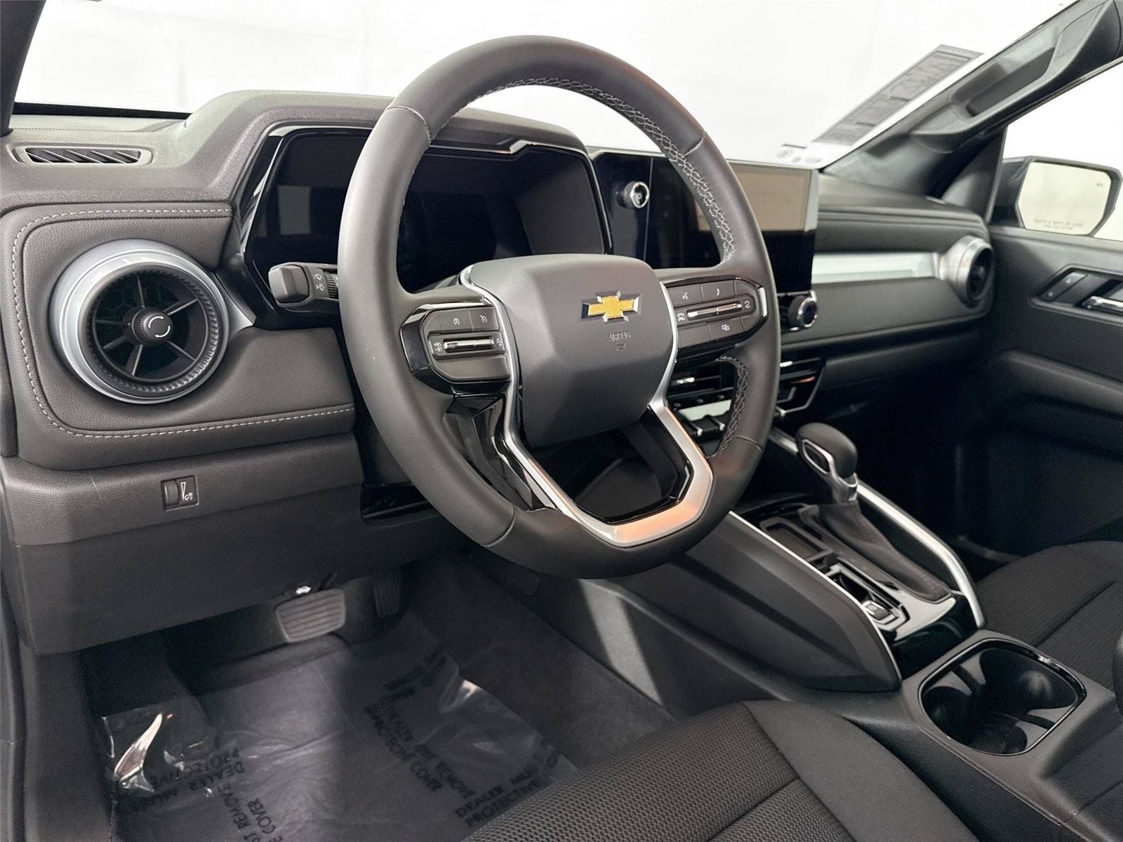 Used 2026 Chevrolet Colorado LT RWD image 4
