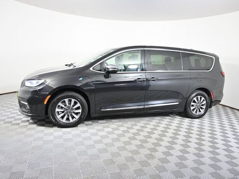 Used 2023 Chrysler Pacifica Limited FWD image 2