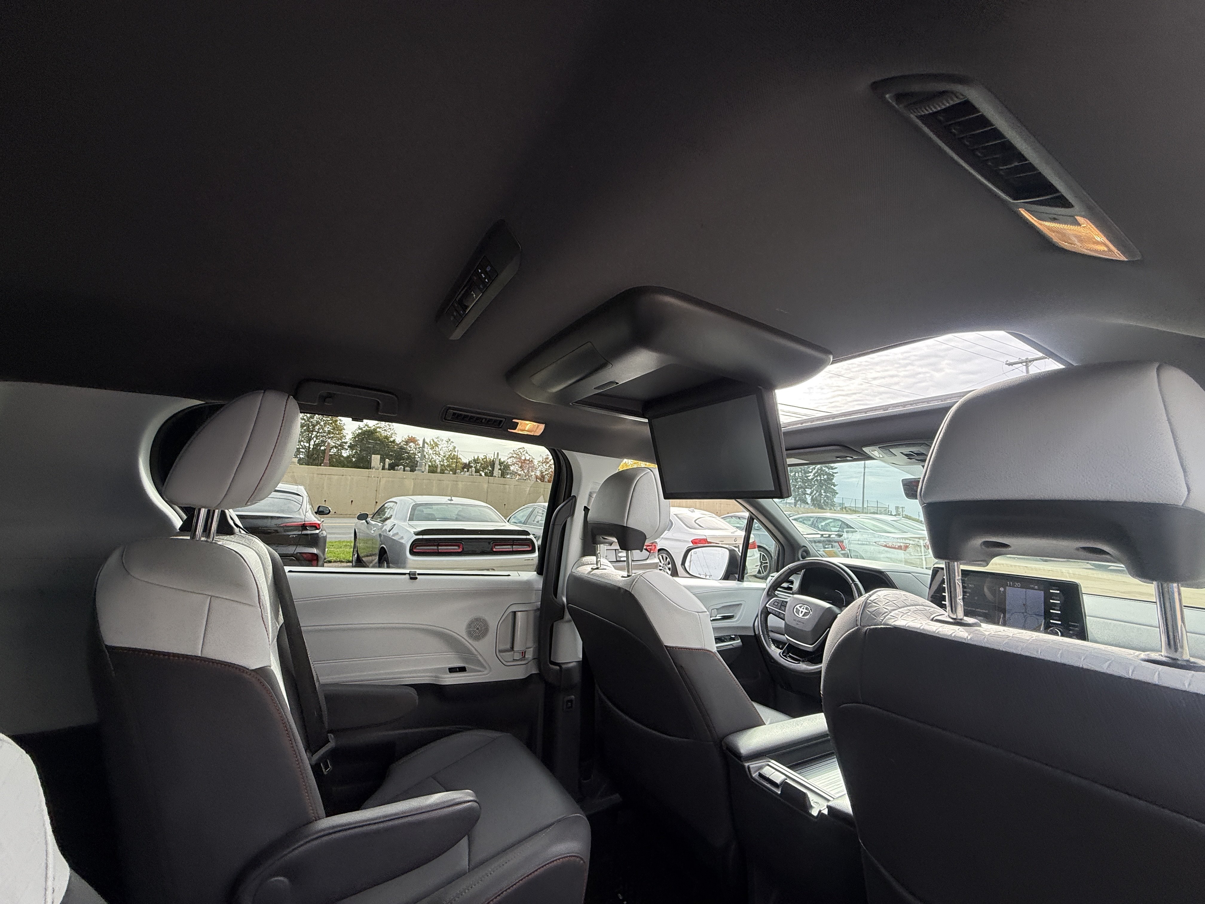 Used 2022 Toyota Sienna XSE AWD/4WD image 29