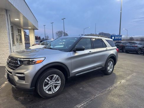 Used 2022 Ford Explorer XLT w/ Equipment Group 202A image 2