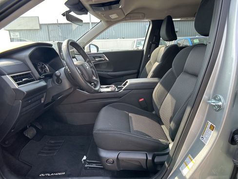 Used 2025 Mitsubishi Outlander ES image 21