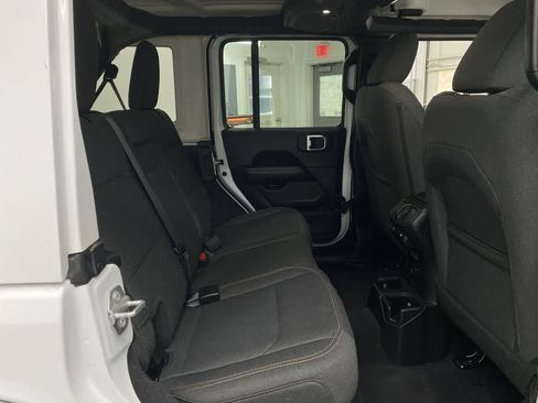 Used 2025 Jeep Wrangler Unlimited Sahara AWD/4WD image 17