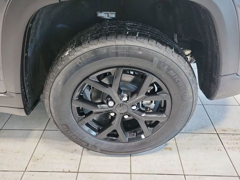 Used 2025 Jeep Grand Cherokee Altitude image 41