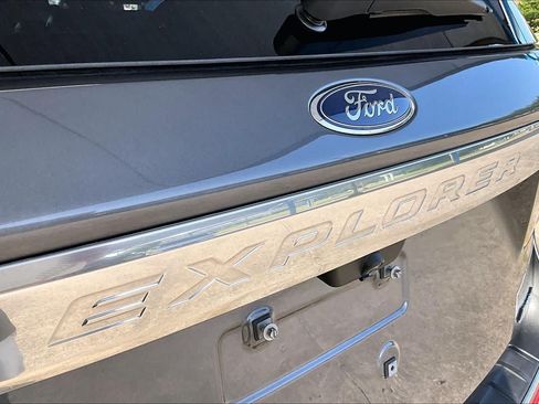 Used 2022 Ford Explorer Platinum w/ Equipment Group 601A AWD/4WD image 31