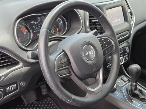 Used 2019 Jeep Cherokee Latitude Plus w/ Comfort/Convenience Group AWD/4WD image 19