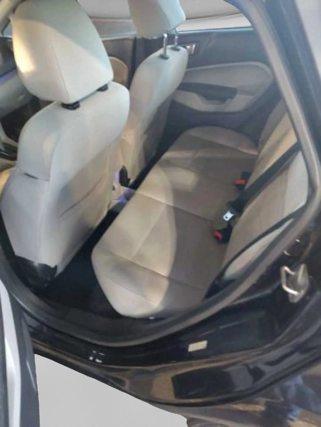 Used 2015 Ford Fiesta SE w/ Comfort Package FWD image 6