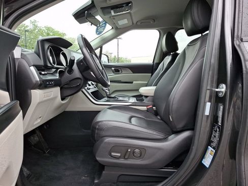 Used 2024 Kia Carnival LX FWD image 16