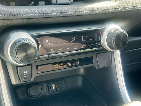Used 2019 Toyota RAV4 LE FWD image 11