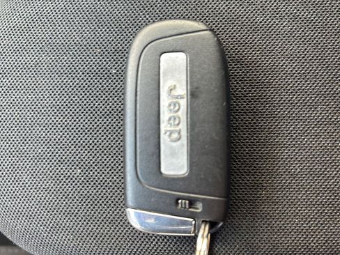 Used 2021 Jeep Renegade Latitude AWD/4WD image 34