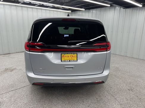 Used 2023 Chrysler Pacifica Touring-L image 5