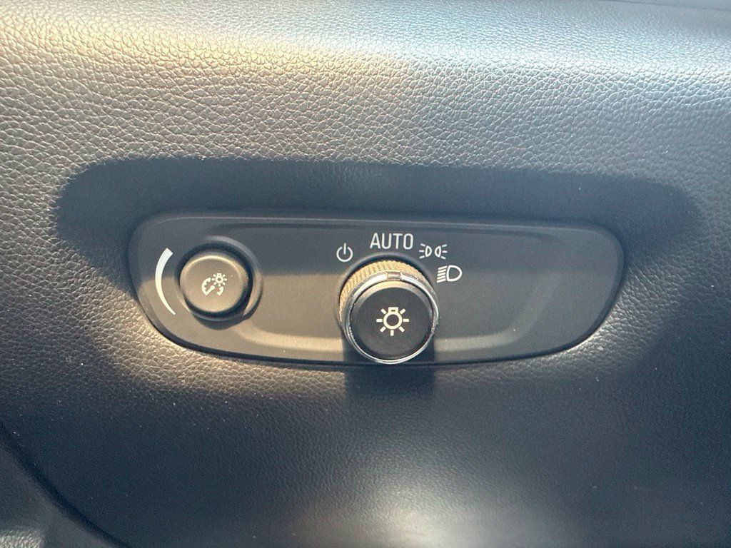 Used 2023 Chevrolet Traverse LT FWD image 23