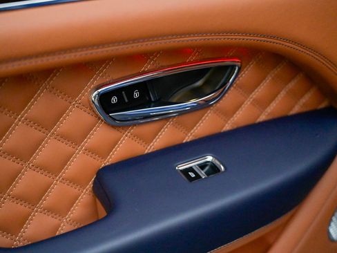 Used 2023 Bentley Bentayga image 41