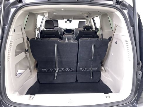 Used 2023 Chrysler Pacifica Touring-L FWD image 21