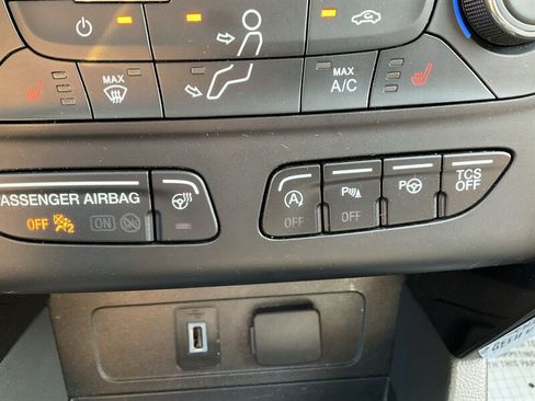 Used 2017 Ford Escape Titanium w/ Equipment Group 301A AWD/4WD image 28