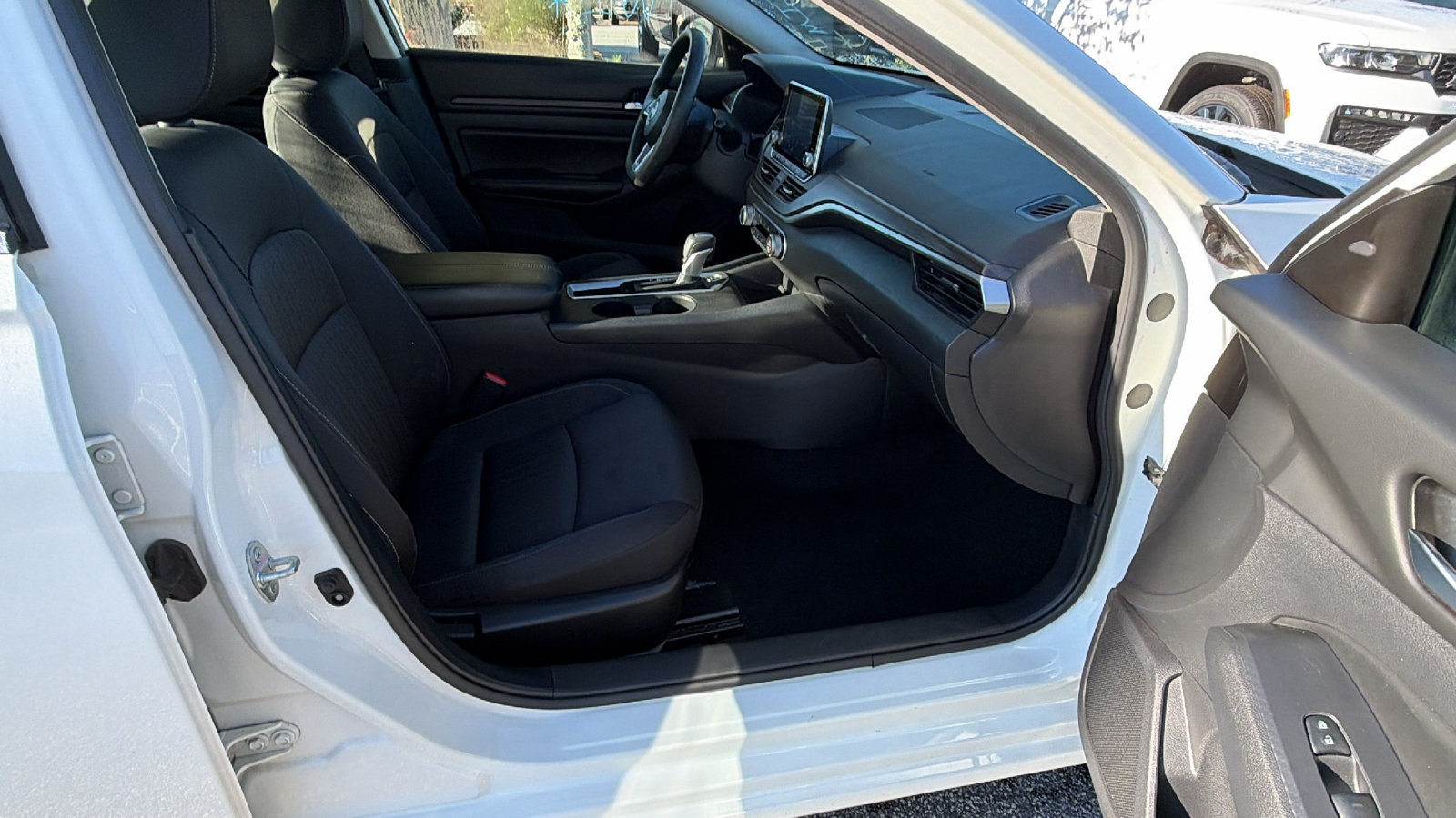 Used 2025 Nissan Altima 2.5 SV FWD image 19