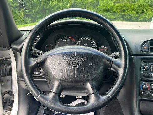 Used 2001 Chevrolet Corvette Convertible w/ Preferred Equipment Group2 RWD image 16