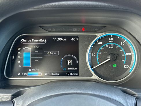 Used 2025 Nissan Leaf S image 32